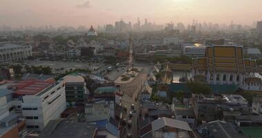 eine luftaufnahme der roten riesenschaukel und des suthat thepwararam tempels bei sonnenuntergang, der berühmtesten touristenattraktion in bangkok, thailand video