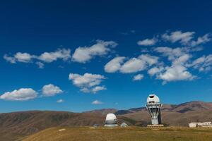 el telescopio en el montañas de kazajstán. abandonado observatorio. culo meseta. foto