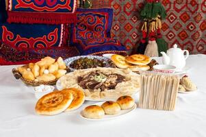 nacional kazakh platos beshparmak, manty, baursak foto