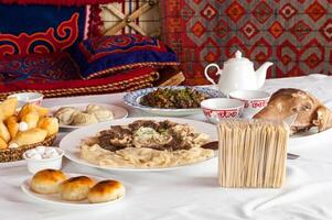 nacional kazakh platos, beshparmak, manty, baursak foto