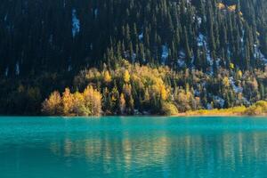 otoño foto después nevada, montaña lago issyk en almaty región, kazajstán. octubre.