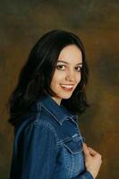 un retrato de un joven mujer en el estudio foto