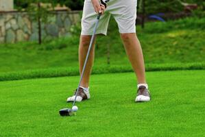 juego en el golf club en contra el antecedentes de el verde jugoso césped foto