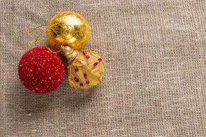 Navidad pelotas, juguetes en el Navidad árbol foto