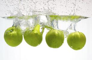 una serie, manzanas verdes en agua foto