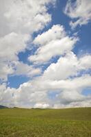 verde campo y grande nubes - paisaje foto