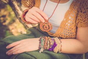 Moda Disparo de un hermosa boho estilo niña en naturaleza antecedentes. boho, hippie foto