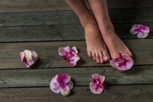 cuidado para hermosa mujer piernas con flor foto