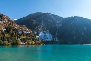 otoño foto después nevada, montaña lago issyk en almaty región, kazajstán. octubre.