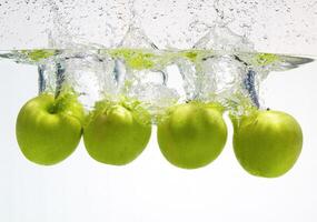 una serie, manzanas verdes en agua foto