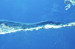 Fresco agua con olas y burbujas foto