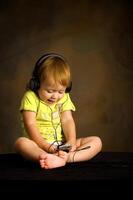 pequeño niña escucha a el música foto