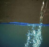 Fresco agua con olas y burbujas foto