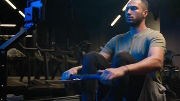 Sport trainieren im Fitnessstudio Übung mit Rudern Maschine Simulator Sitzung tot Aufzug niedrig Reihe im sportlich Verein Anstrengung Tore Motivation Gesundheit afrikanisch amerikanisch Mann sportlich männlich Kerl Athlet Sportler Bodybuilder video