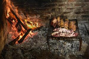 vaca costillas carne a la parrilla, cocinado con madera fuego, la pampa, argentina foto