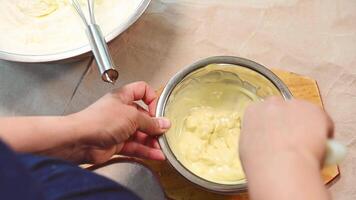 topo Visão pastelaria chefe de cozinha, pasteleiro aquecimento chamadas do branco confeitaria Belga chocolate em uma água banho. Derretendo chocolate para fazer Esmalte ou adicionando dentro açoitado creme enquanto fazer doce sobremesa video