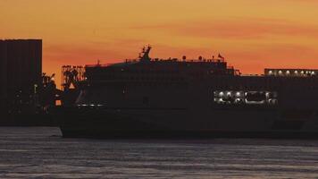 13-01-2023 Lissabon, Portugal tt-lijn groen schip het zeilen Aan de rivier- Bij een helder zonsondergang in de buurt industrieel constructies video