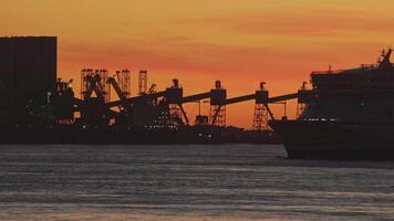 13.01.2023 Lissabon, Portugal TT-Linie Grün Schiff lng angetrieben Segeln beim Sonnenuntergang video