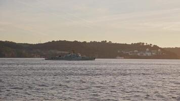 13.01.2023 Lissabon, Portugal - - Militär- Schiff Segel beim früh Sonnenuntergang video