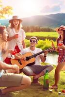 ai generativo alegre joven personas teniendo picnic fiesta al aire libre contento amigos grupo teniendo divertido canto y jugando guitarra juntos amistad concepto foto