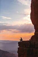 silueta de hombre en el sendero a catedral rock a puesta de sol en sedona. el vistoso puesta de sol terminado sedona catedral rock punto de referencia. foto