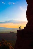 silueta de padre y su hija en el sendero a catedral rock a puesta de sol en sedona. el vistoso puesta de sol terminado sedona catedral rock punto de referencia. foto