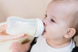 madre alimenta su nueve meses bebé Leche casa foto