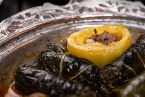 eid Mubarak tradicional Ramadán iftar cena. clasificado sabroso comida en auténtico rústico platos en de madera azul antecedentes. turco bosnio comida carne brocheta, Agave, sarma, klepe, sogan dolma. foto