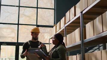 fock upp skott av specialister i lager inmatning uppdaterad Produkter info på uppkopplad handla hemsida, gående genom detaljhandeln depå gångar granskning etiketter på varor, korskontroll med lager lista video