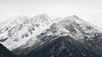 nevadas montaña picos en livigno, en valtellina último verano foto