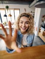 atractivo mujer con corto justa pelo siendo muy alegre sonriente con ancho sonrisa demostración su Perfecto dientes teniendo divertido adentro alegre emocionado alegre mujeres alegría después siendo propo, generativo ai foto