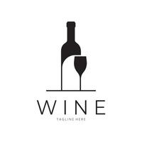 vino logo con vino lentes y botellas.para noche discotecas, bares, cafeterías y vino tiendas vector