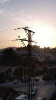 vertical vídeo de electricista trabajando en el almohada a puesta de sol aéreo ver video