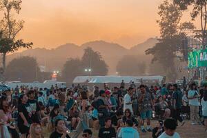 corazón, tailandia, 2023 - personas teniendo divertido a al aire libre música festival. foto