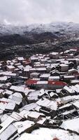 verticaal video dorp van Pitoes das junias in Portugal gedekt met sneeuw na storm