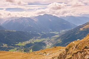 panorámico ver de alpino montaña valle, Bellwald, Valais, Suiza foto