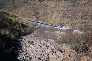 un la carretera en el montaña , esta la carretera es conocido como quetta camino, rakhi gaj acero puente es famoso en el mundo sus un nuevo preguntarse en constricción en Pakistán en 2023-09-25 foto