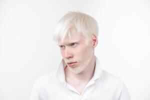 retrato de un albino hombre en estudio vestido camiseta aislado en un blanco antecedentes. anormal desviaciones raro apariencia foto