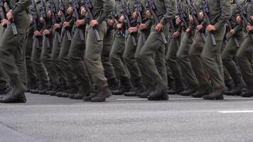 militares marcha dentro a parada. pixel uniforme. soldados pernas. guerra fundo. chuteiras forças e infantaria. a homens soldado. exército marchar. defensor equipe. multidão homem ir. video