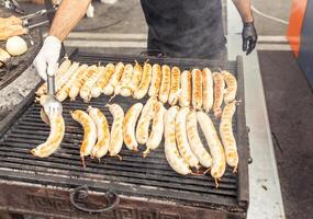 barbacoa con ardiente salchichas en el parrilla foto