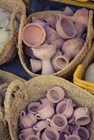 rústico hecho a mano cerámico arcilla marrón terracota tazas recuerdos a calle artesanía mercado en gafsa, túnez foto