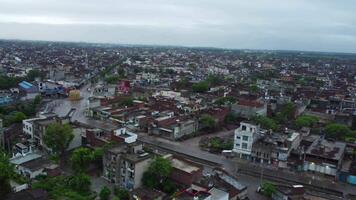 antenn se av befolkning i små stad shekihupura på 2023-07-09 i pakistan. video