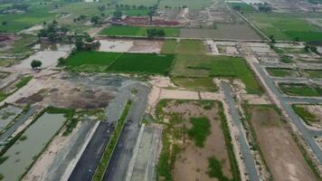 retangular em forma assentamento do a rico distrito, olhando baixa aéreo Visão a partir de acima pássaro olho Visão vilas com piscina em 2023-07-22 dentro Lahore Paquistão video