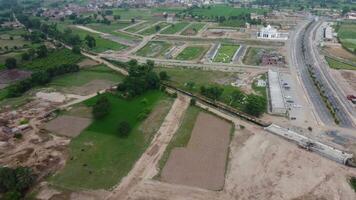 rechteckig geformt Siedlung von das Reich Bezirk, suchen Nieder Antenne Aussicht von über Vogel Auge Aussicht Villen mit Schwimmbad auf 22.07.2023 im lahore Pakistan video