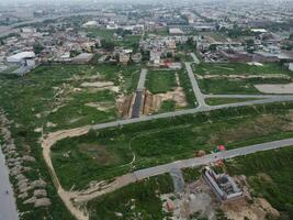 aéreo ver de dha fase-6, principal cuadrado, un pequeño pueblo en 2023-07-18 en lahore Pakistán. foto