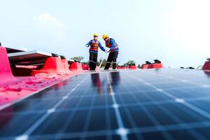 fotovoltaica ingenieros trabajo en flotante fotovoltaica. trabajadores inspeccionar y reparar el solar panel equipo flotante en agua. ingeniero trabajando preparar flotante solar paneles plataforma sistema en el lago. foto