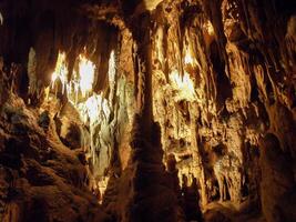 estalactita y estalagmita cueva foto