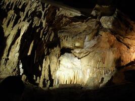 estalactita y estalagmita cueva foto