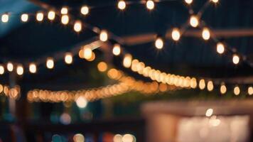 desenfocado restaurante con al aire libre cuerda luces en un borroso antecedentes foto