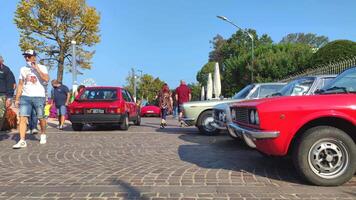 bardolino Itália 16 setembro 2020 rua do bradolino com uma clássico carro atrás video